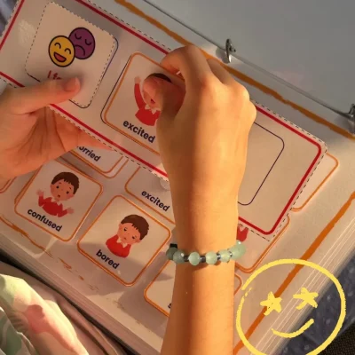 A girl building the sentence “I feel excited” with English feelings cards