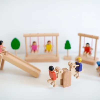 مجموعة اللعب التخيّلي الخشبية – عالم الحديقة والمواصلات