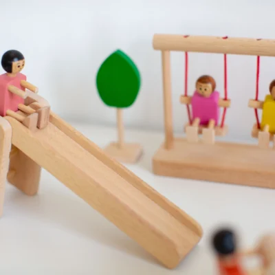 مجموعة اللعب التخيّلي الخشبية – عالم الحديقة والمواصلات