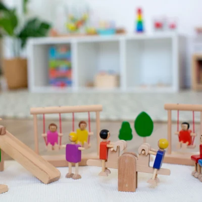 مجموعة اللعب التخيّلي الخشبية – عالم الحديقة والمواصلات