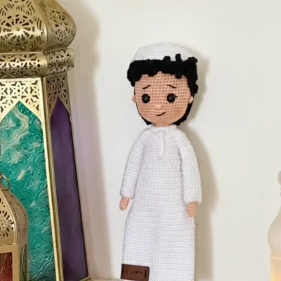 شخصية أموجرومي عبود بالحجم الكبير بالزي القطري التقليدي يدوي الصنع