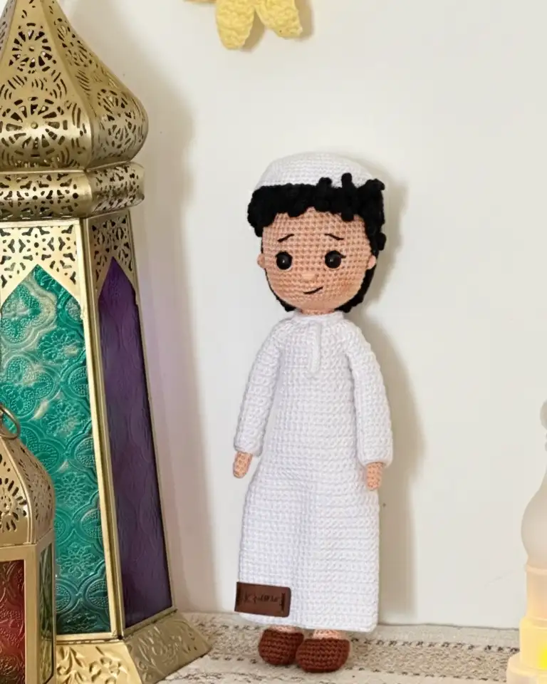 شخصية أموجرومي عبود بالحجم الكبير بالزي القطري التقليدي يدوي الصنع